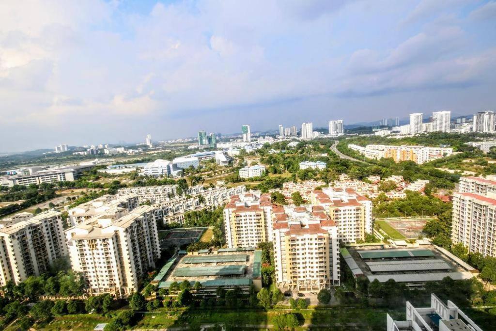 Lovely 3-Bedroom Serviced Apartment @ Cyberjaya Exteriör bild