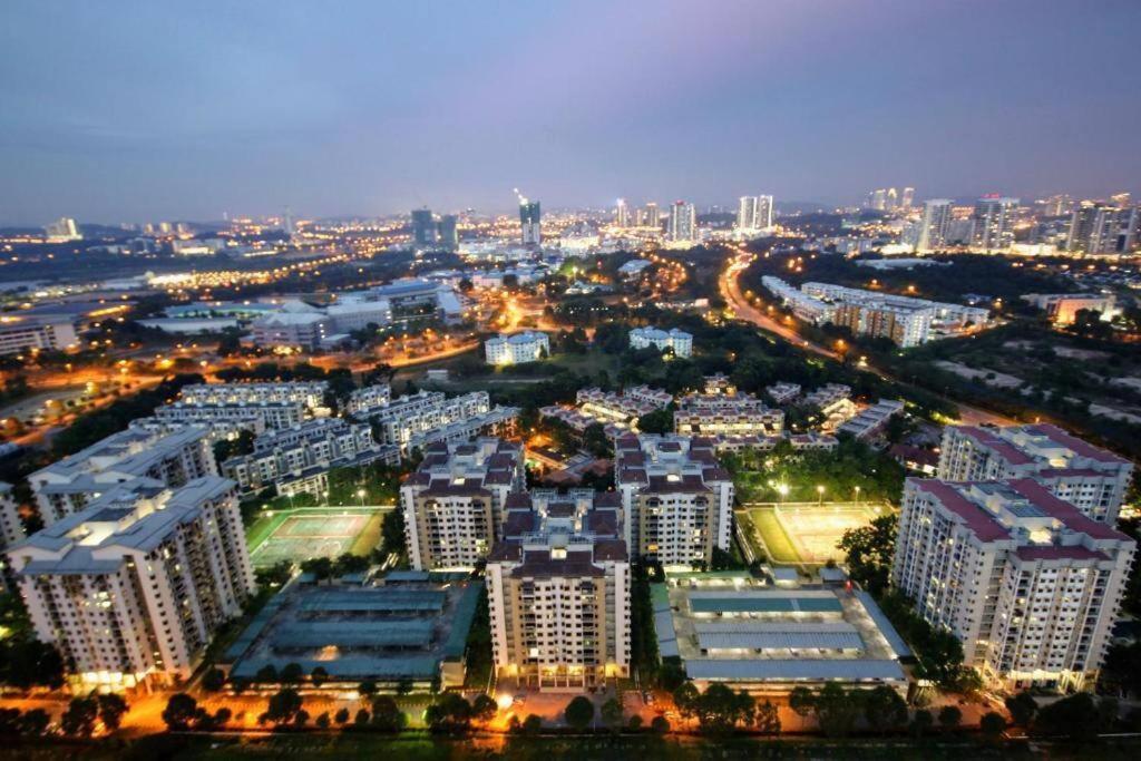 Lovely 3-Bedroom Serviced Apartment @ Cyberjaya Exteriör bild